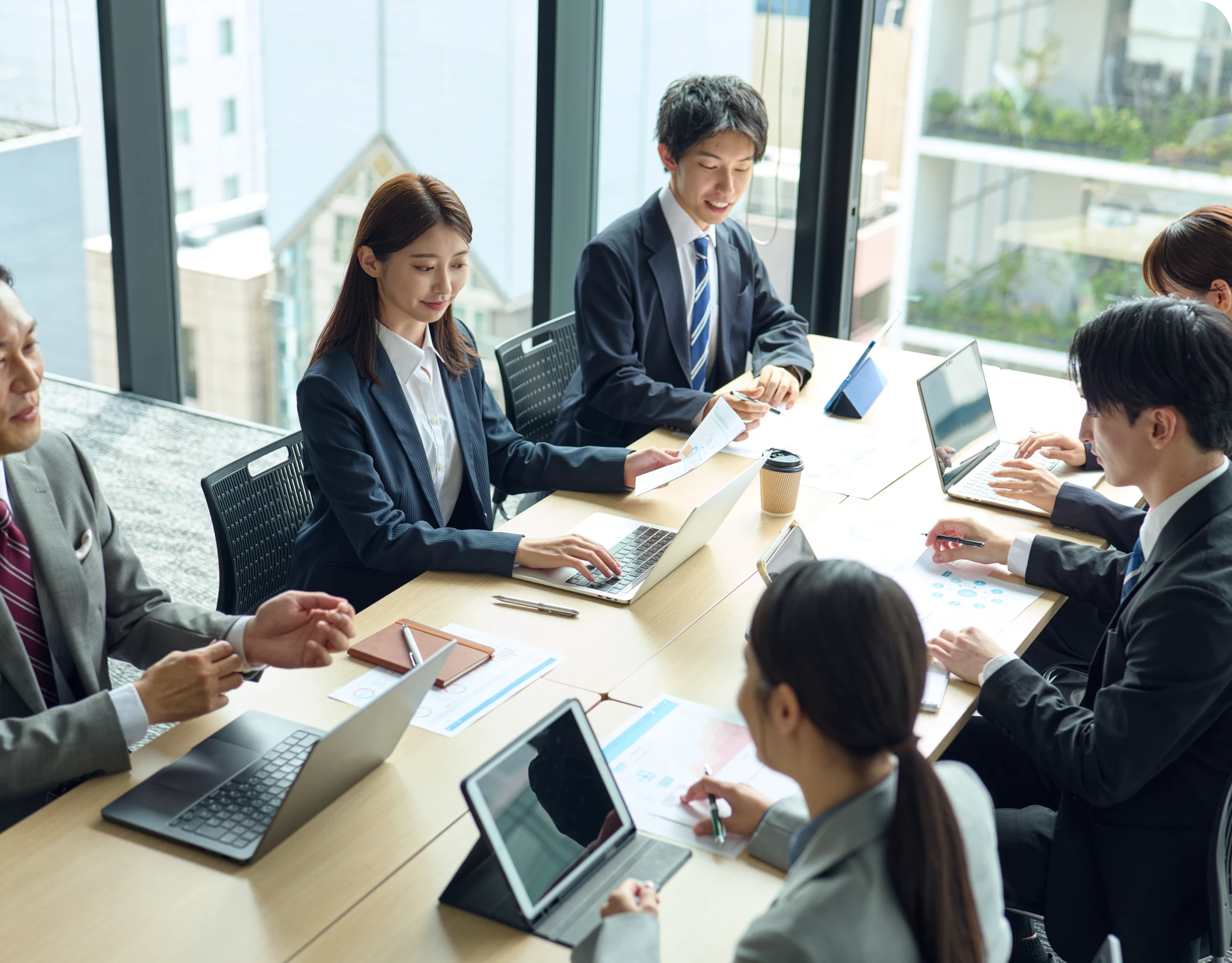 研修で受講生が熱心にAIツールを操作している様子